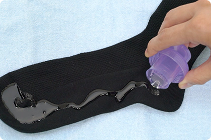 ニオイを落としたい部分に直接洗剤を塗布。